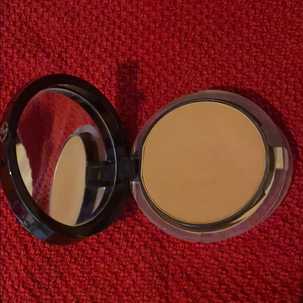 Giorgio Armani luminous silk compact powder 9